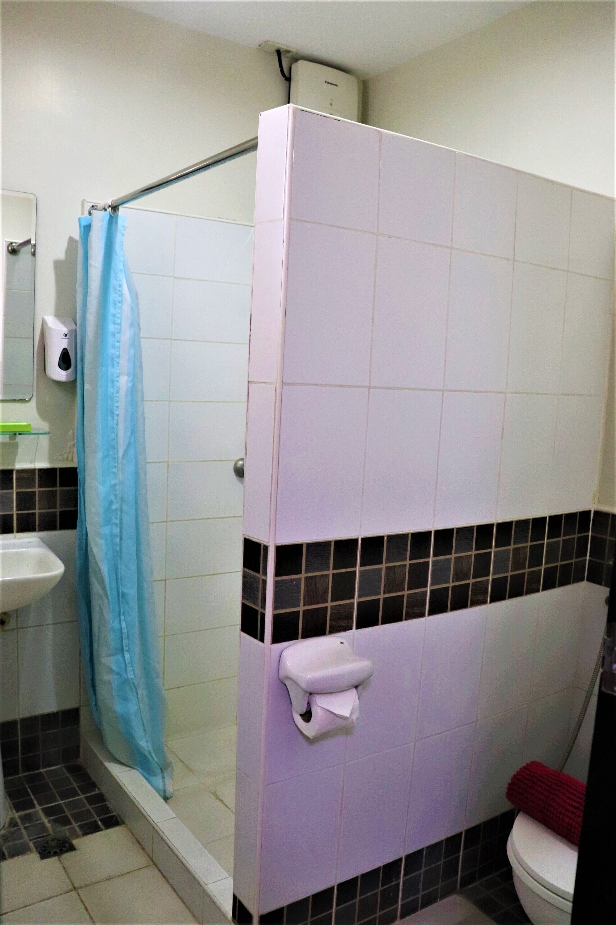 Un baño con ducha, inodoro y lavamanos.