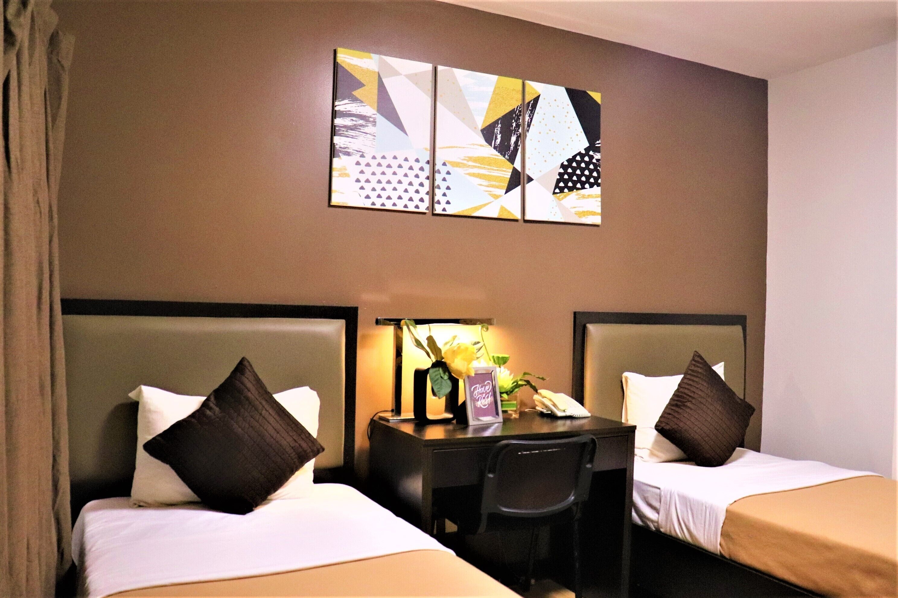 Phòng Deluxe, 2 giường đơn | Két bảo mật tại phòng, bàn, truy cập Internet không dây miễn phí 