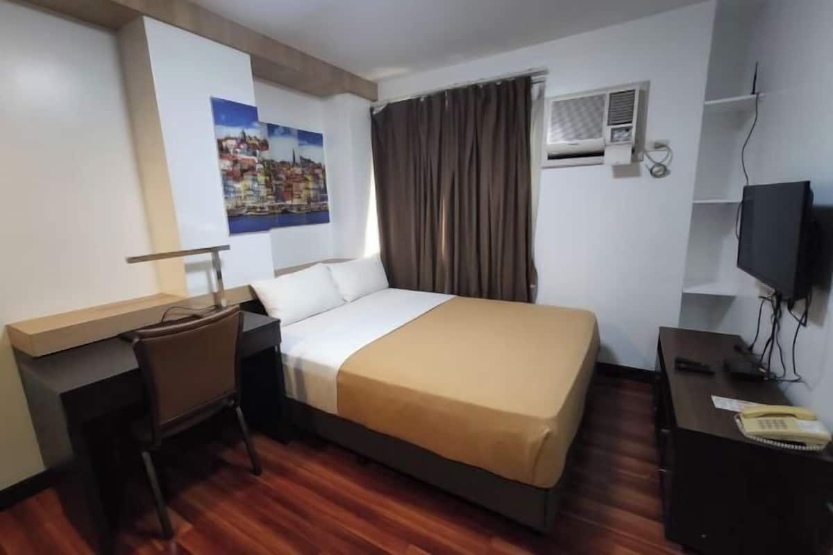 1 bedroom, in-room safe, desk, free WiFi