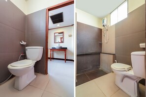 A bathroom with a toilet, a sink, and a shower. - OYO 807 Suan​ Dok​ Kaew​ Hotel​ (Chiang Mai)