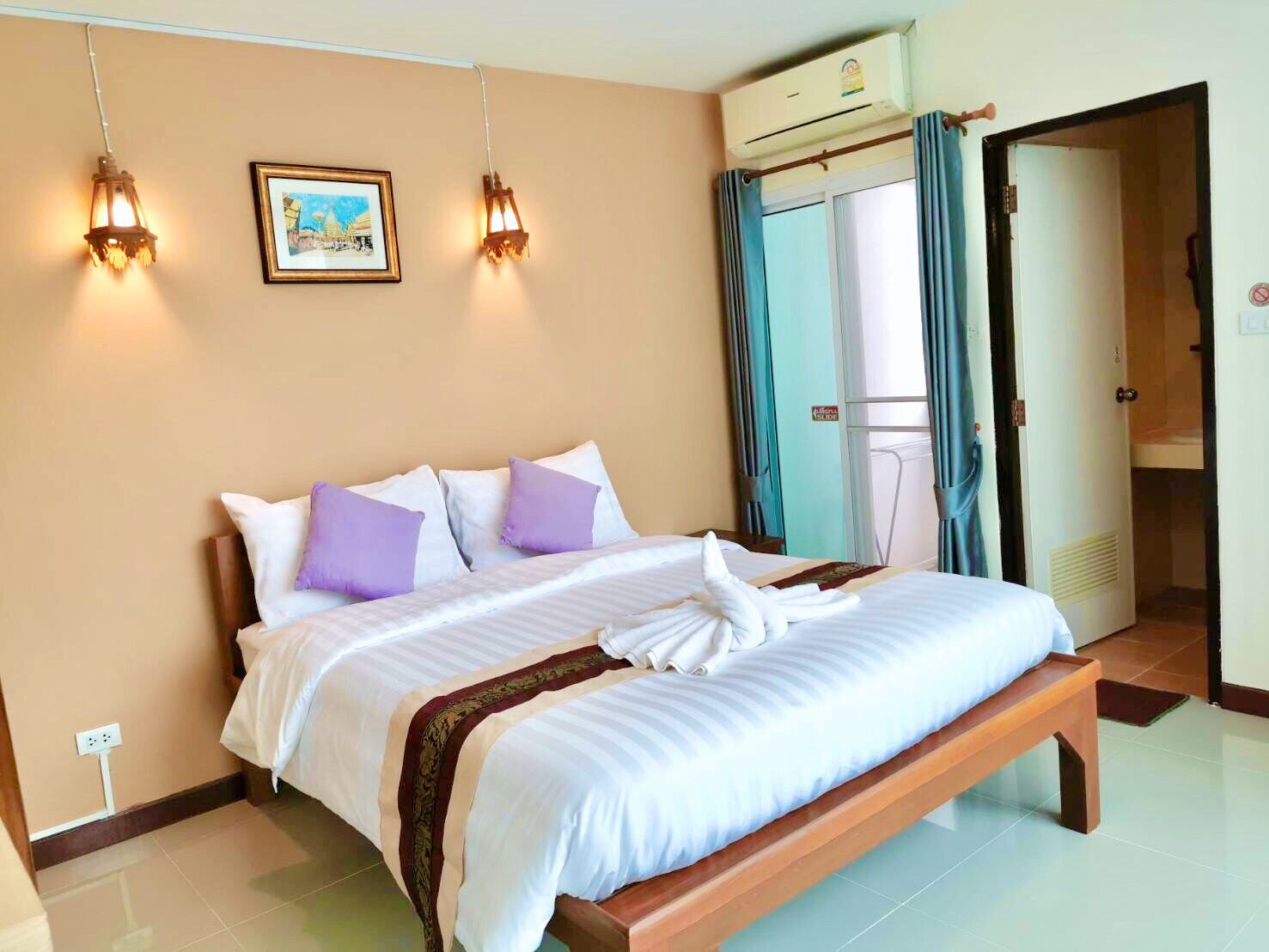 Double Room, 1 Queen Bed | In-room safe, blackout drapes, free WiFi