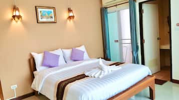 Double Room, 1 Queen Bed | In-room safe, blackout drapes, free WiFi