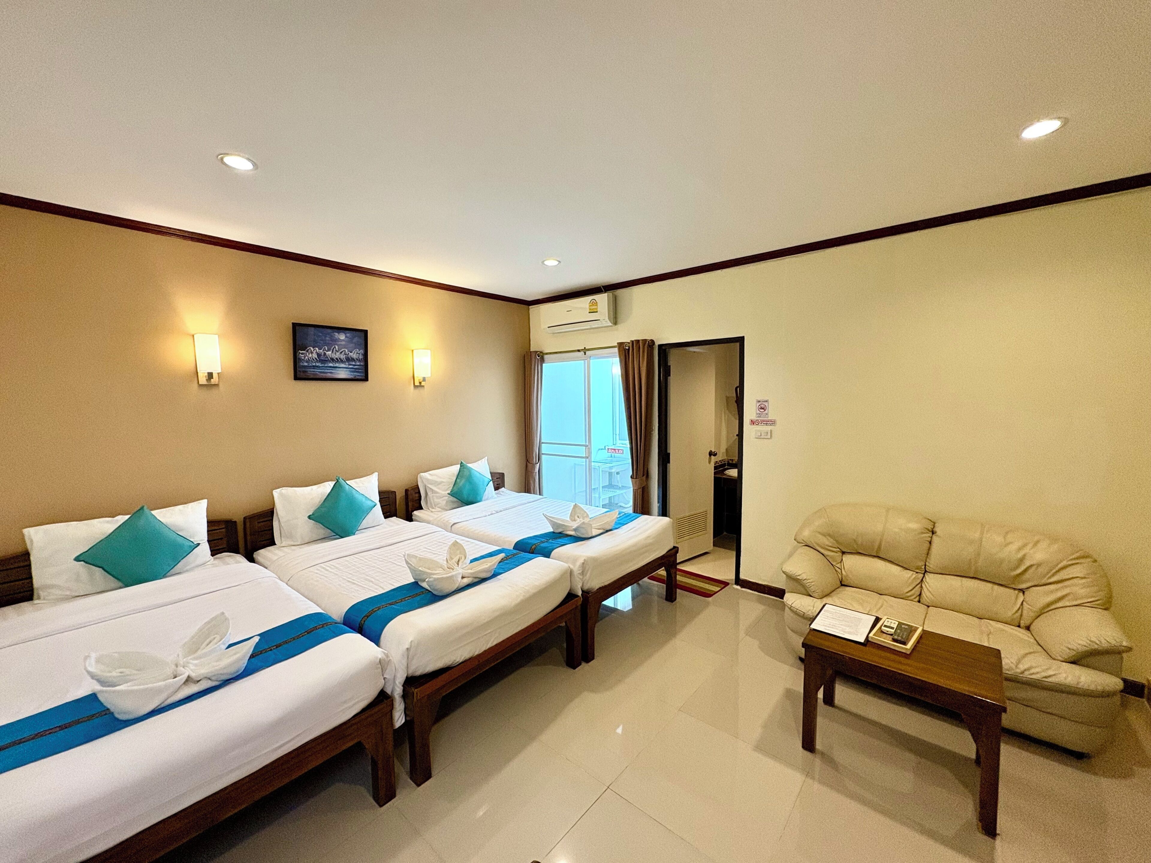 Family Triple Room | In-room safe, blackout drapes, WiFi (free)