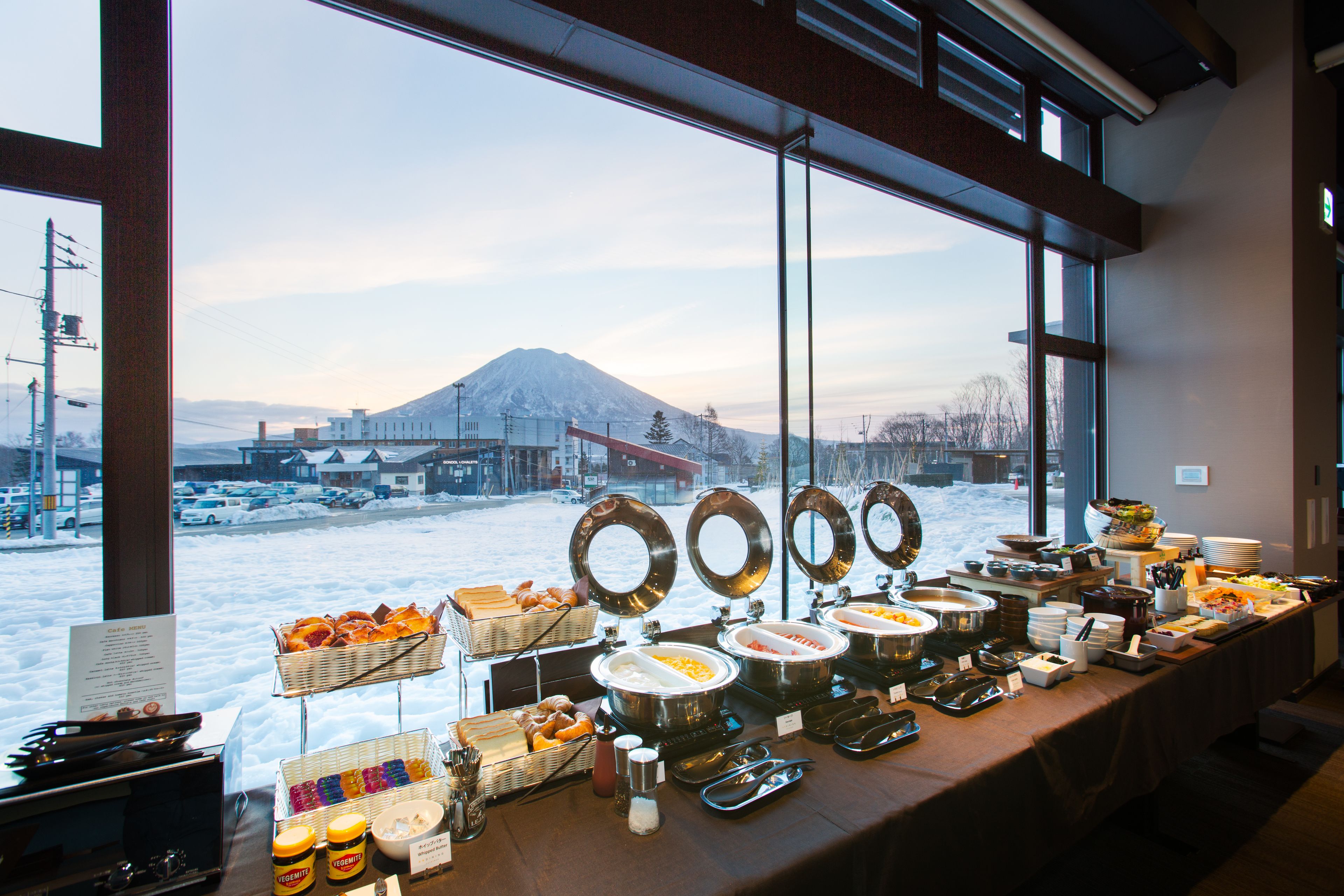 daily buffet breakfast (jpy 4200 per person)