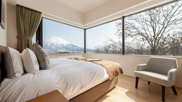 Caja de seguridad en la habitación y tabla de planchar con plancha