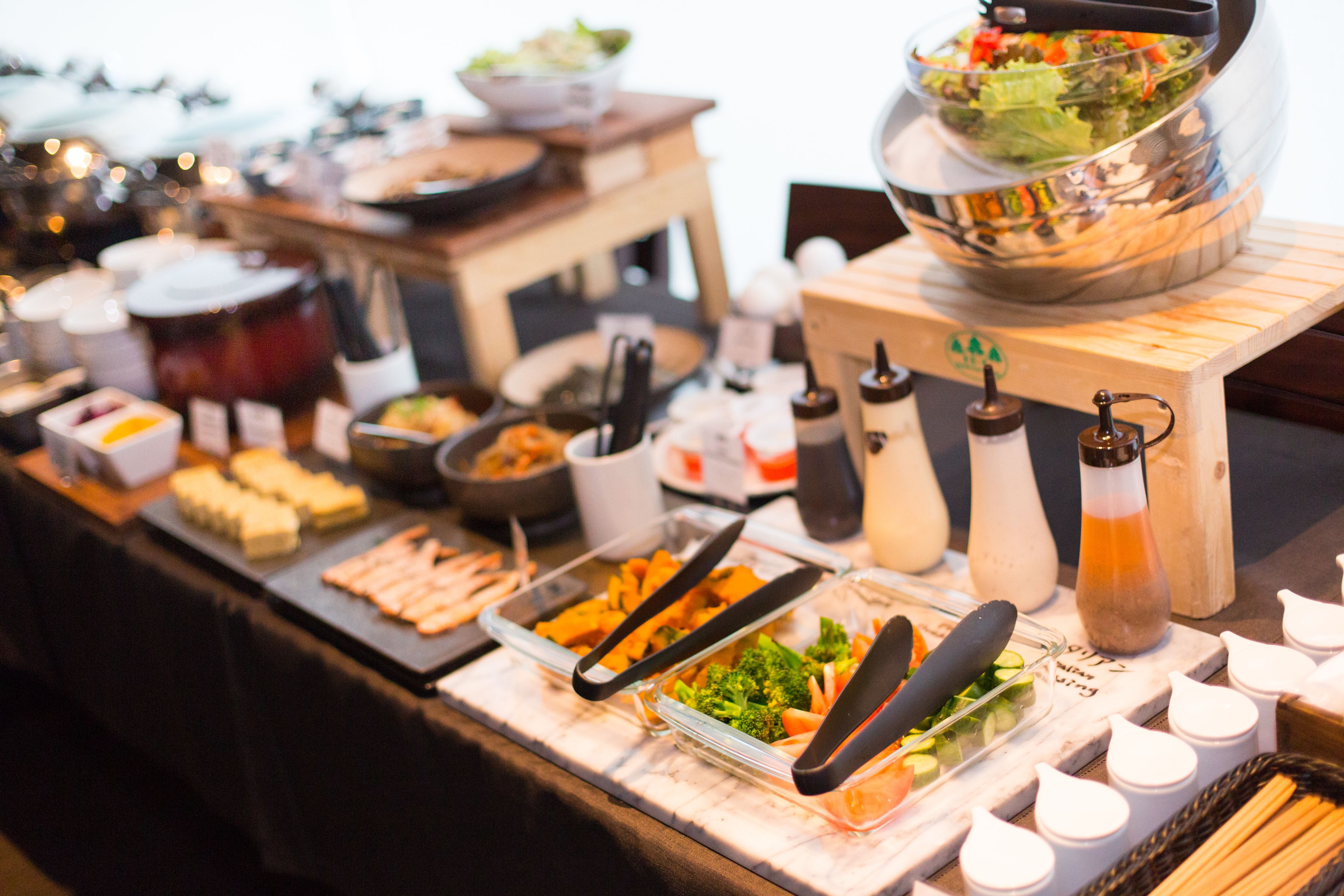 Een buffet met diverse gerechten en toevoegingen.