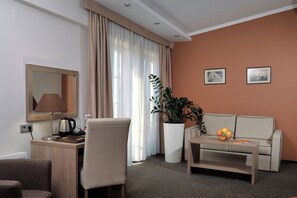 Junior Suite | Hypo-allergenic bedding, minibar, in-room safe, individually decorated