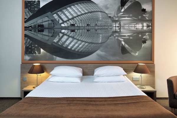 Habitación Confort con 1 cama doble o 2 individuales | Ropa de cama hipoalergénica, minibar, caja fuerte