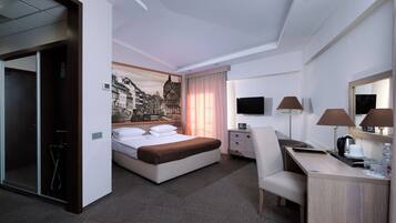 Junior Suite | Hypo-allergenic bedding, minibar, in-room safe, individually decorated