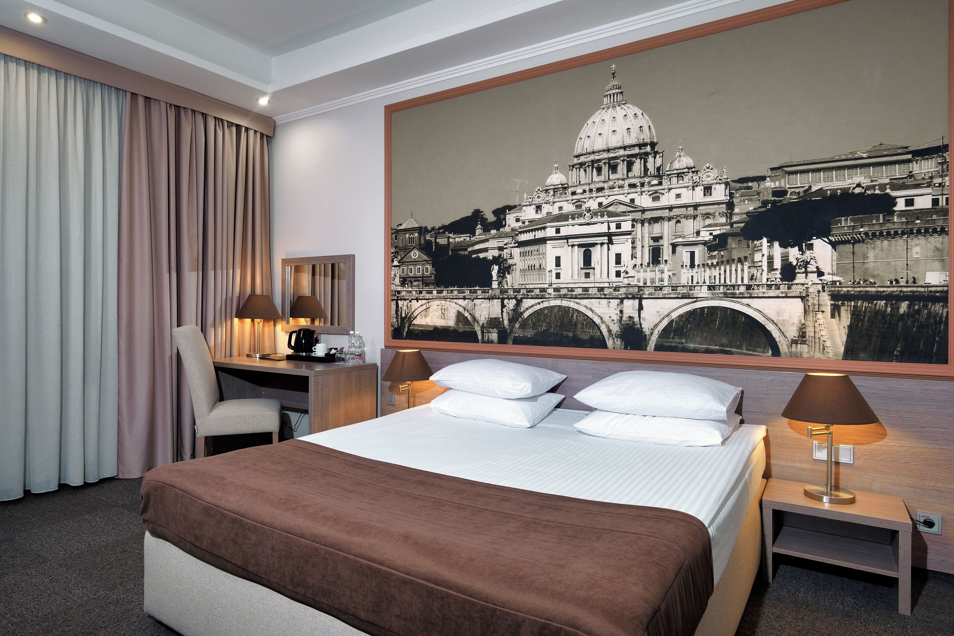 Habitación estándar con 1 cama matrimonial o 2 individuales | Ropa de cama hipoalergénica y minibar 