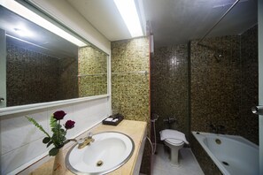 Suihkun ja ammeen yhdistelmä, ilmaiset hygieniatuotteet, hiustenkuivaaja