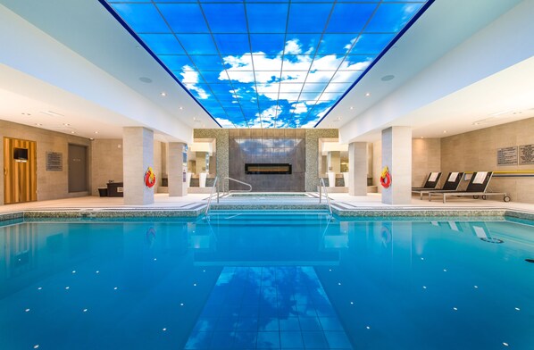 Indoor pool - Delta Hotels by Marriott Waterloo (Waterloo)