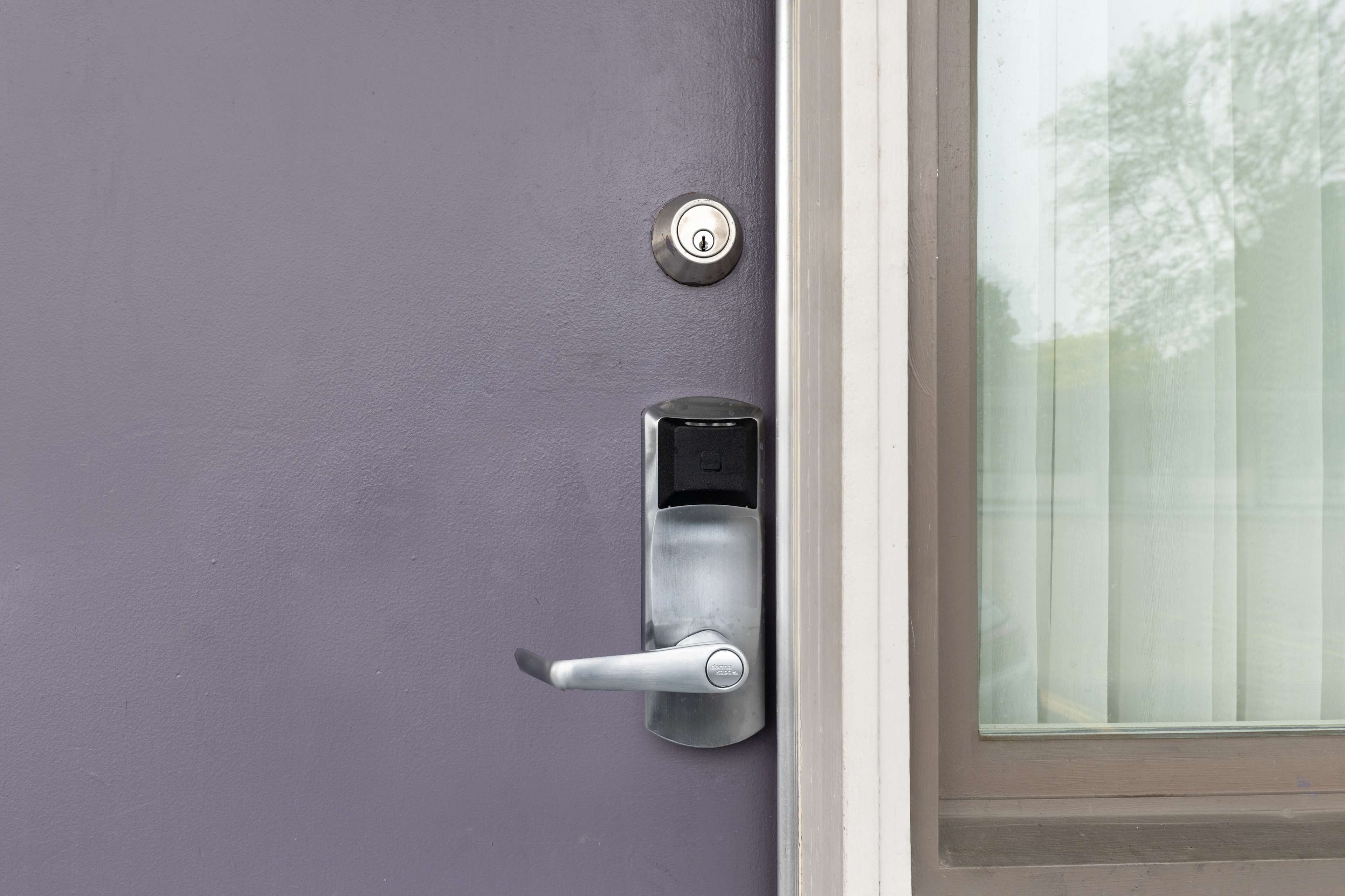 Une porte dotée d’un trou de serrure et d’une poignée de porte moderne.