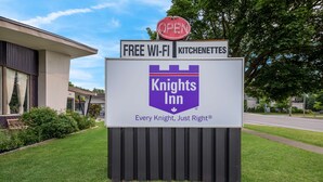 A Knights Inn sign with a free Wi-Fi and kitchenettes sign above it. - Knights Inn Burlington, ON (Burlington)