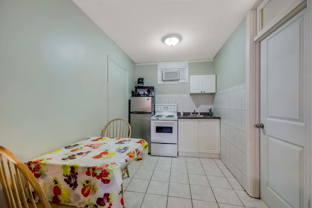 Suite, 2 letti matrimoniali, angolo cottura | Una scrivania, Wi-Fi gratuito, lenzuola, orologio con sveglia
