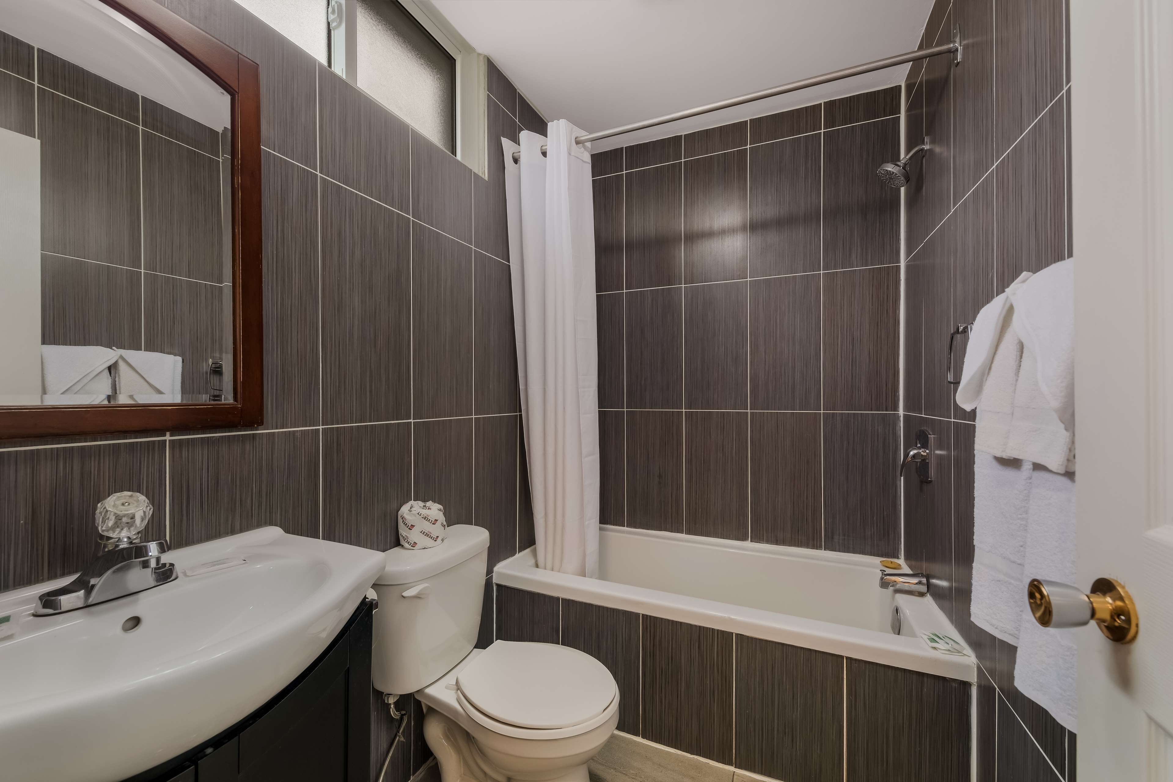 Zimmer, 1 Queen-Bett | Badezimmer | Duschwanne, kostenlose Toilettenartikel, Haartrockner, Handtücher