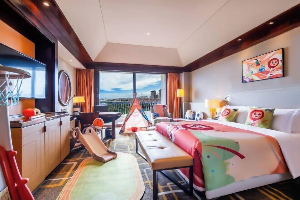 Premium bedding, in-room safe, desk, laptop workspace