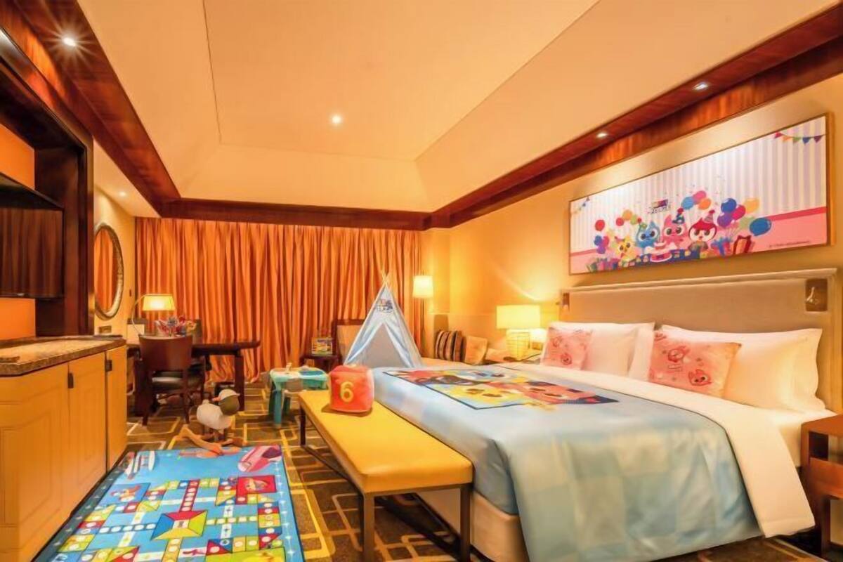 Premium bedding, in-room safe, desk, laptop workspace