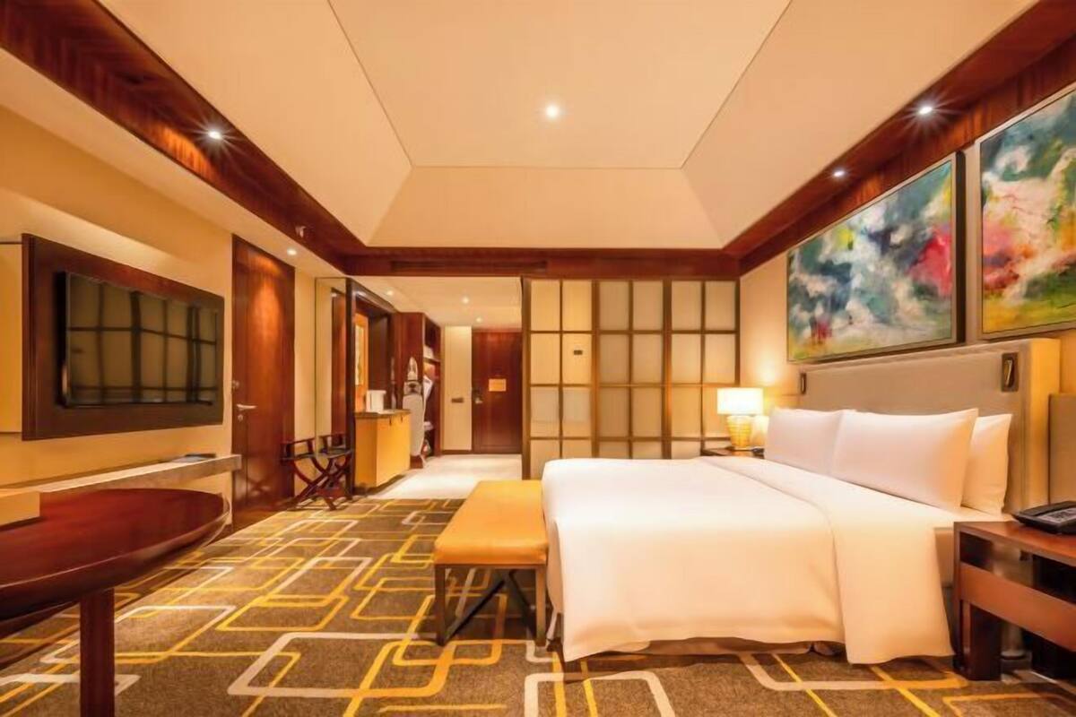 Peralatan tempat tidur premium, peti besi dalam bilik, meja