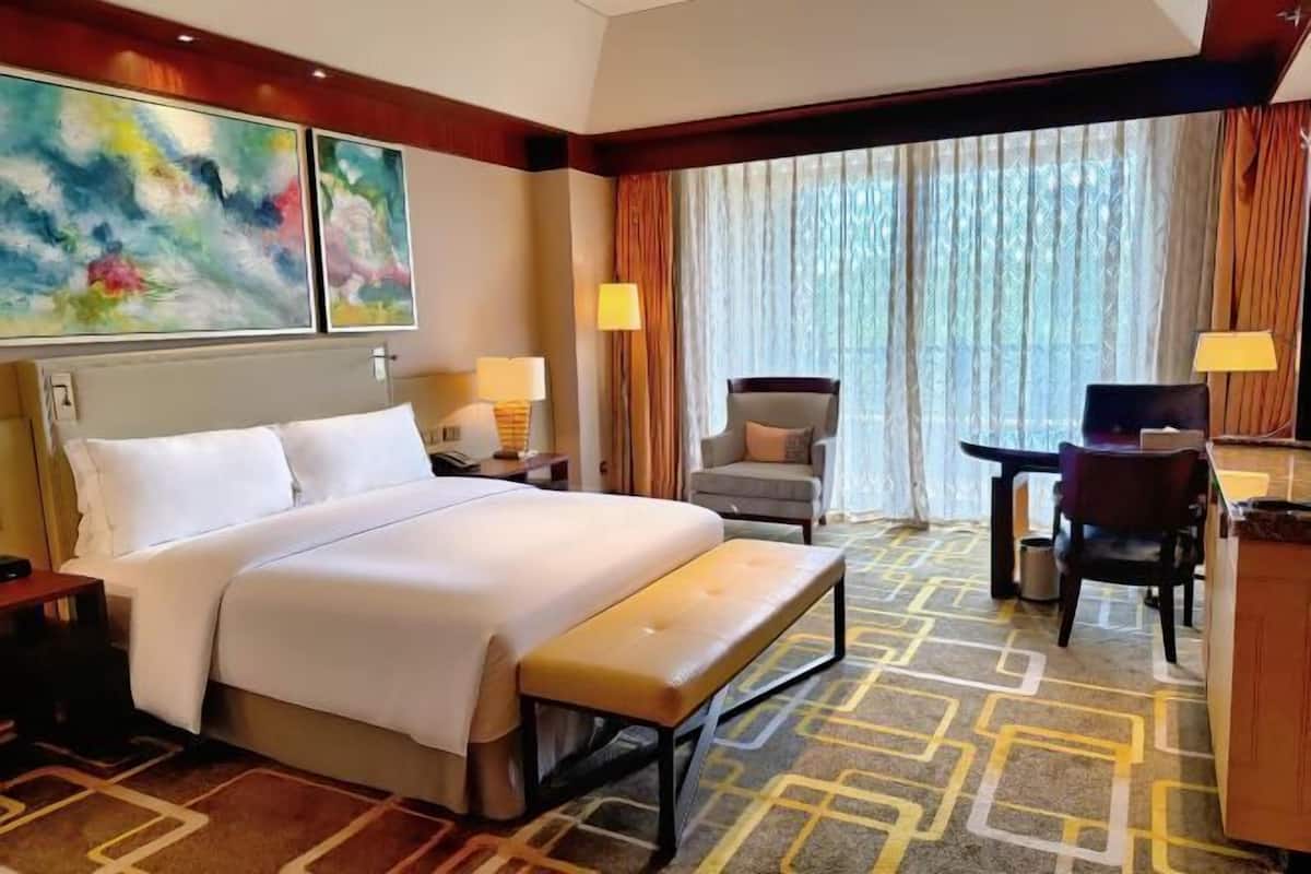 Premium bedding, in-room safe, desk, laptop workspace