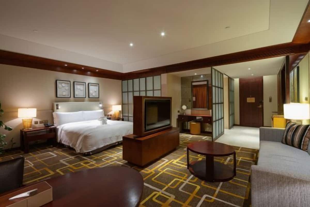 Premium bedding, in-room safe, desk, laptop workspace