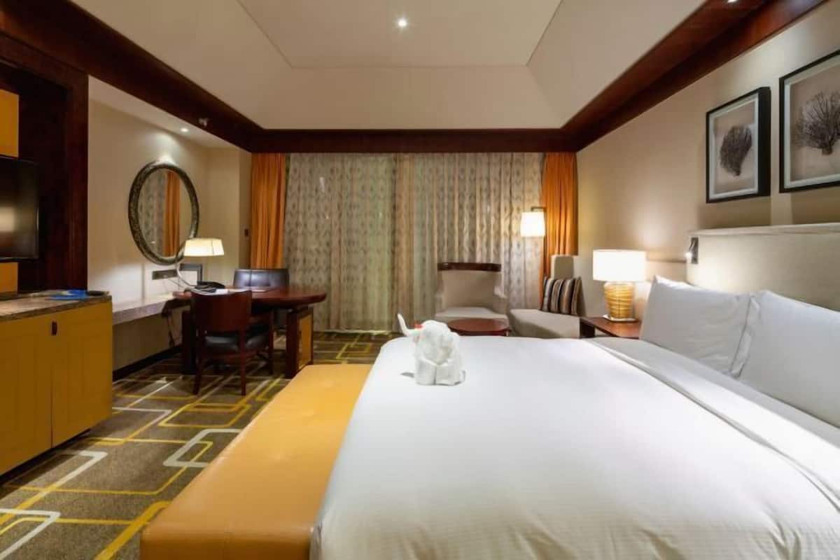 Premium bedding, in-room safe, desk, laptop workspace
