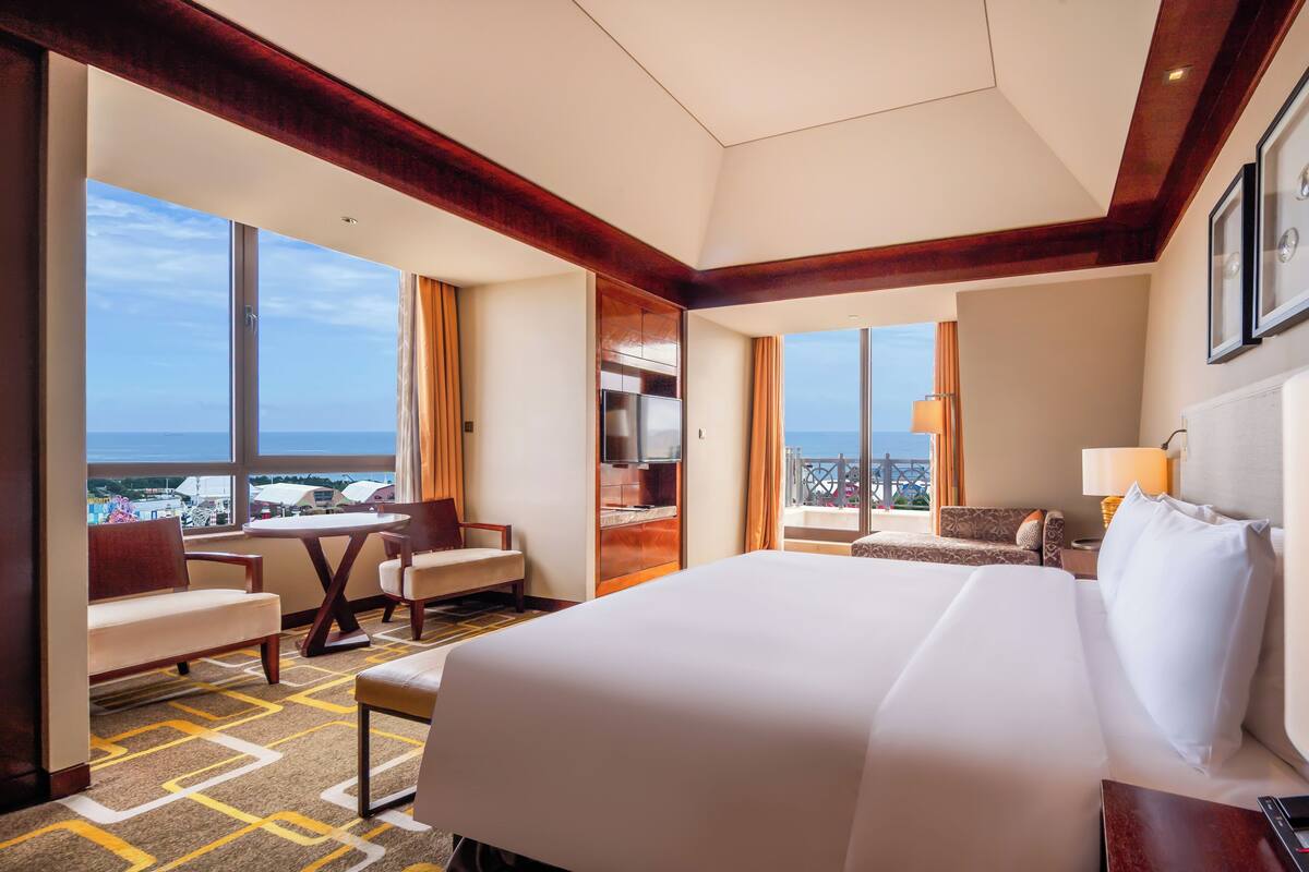 Suite – deluxe | Sengetøy av topp kvalitet, safe på rommet og skrivebord