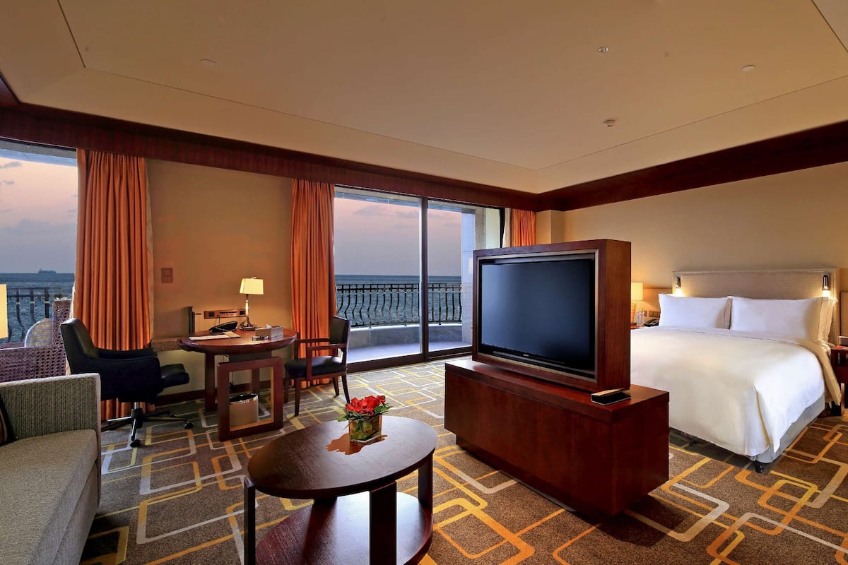 king premium room | premium bedding, in-room safe, desk, laptop workspace