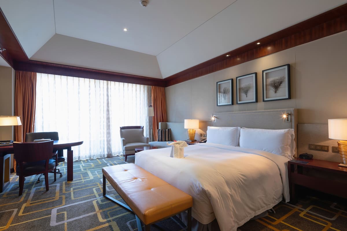 Premium bedding, in-room safe, desk, laptop workspace