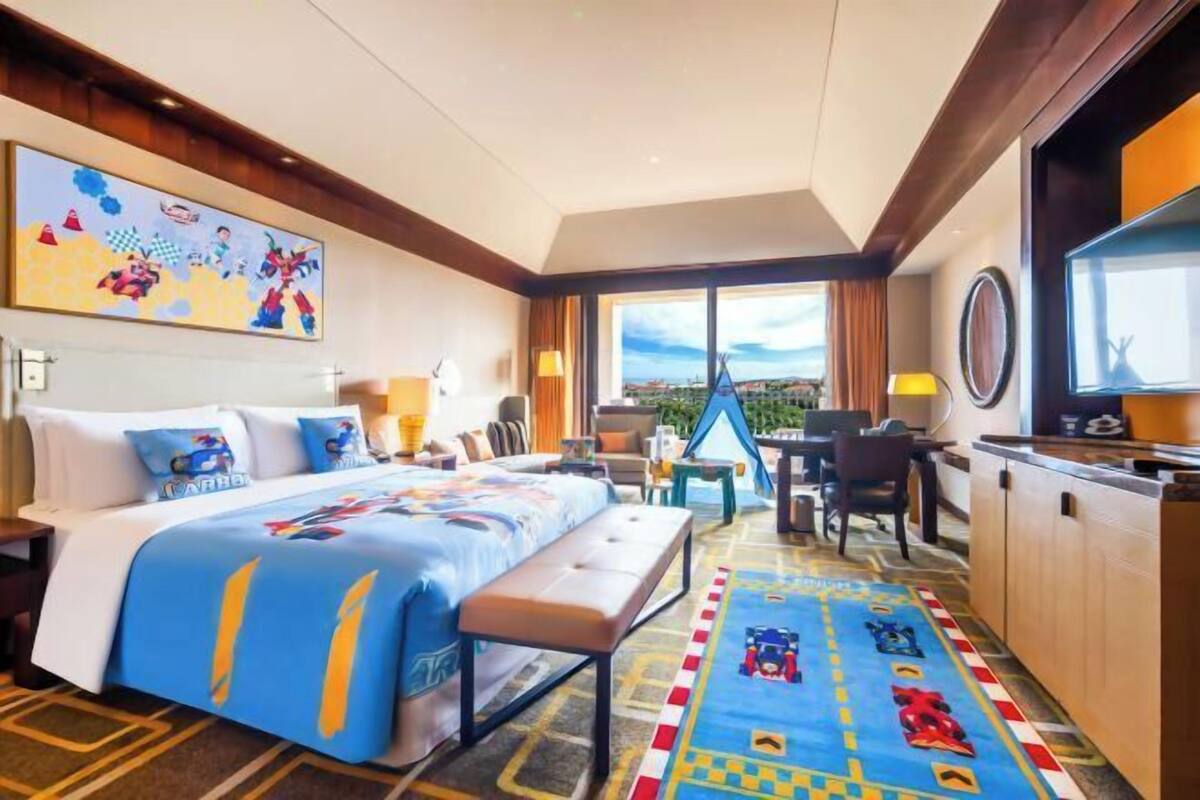 Premium bedding, in-room safe, desk, laptop workspace