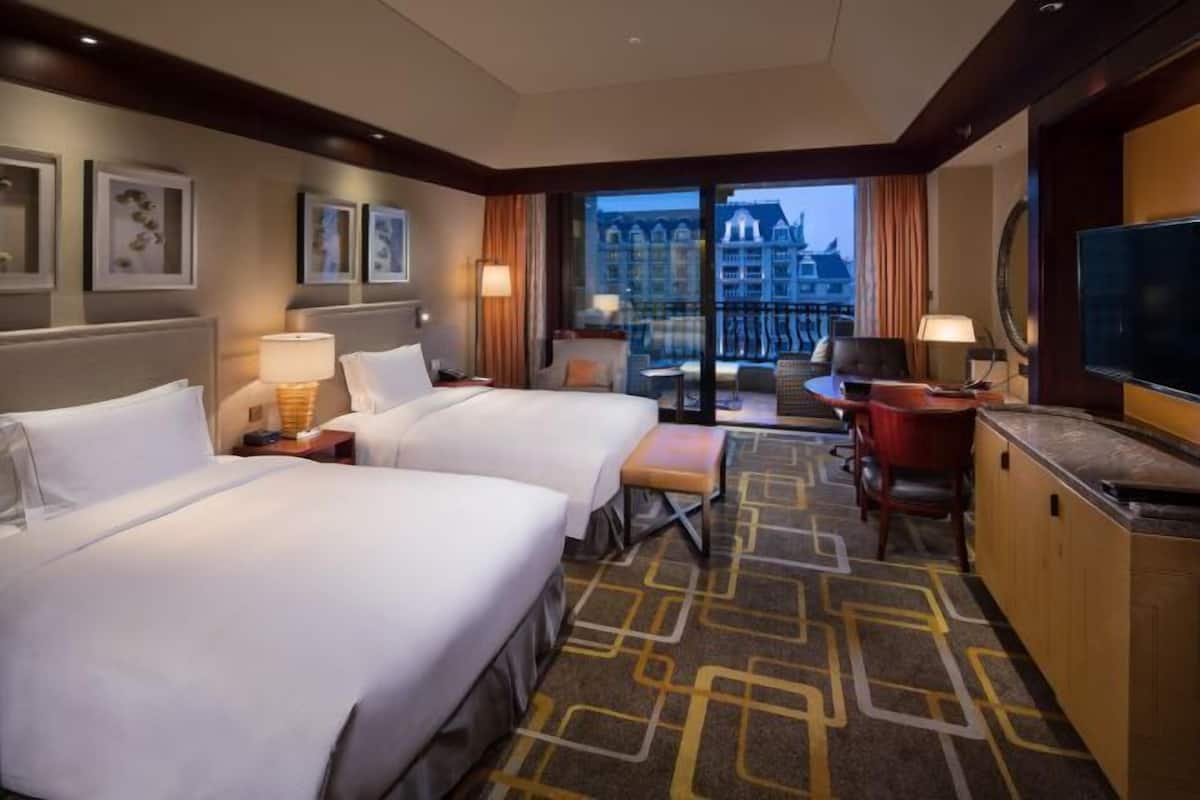 Premium bedding, in-room safe, desk, laptop workspace