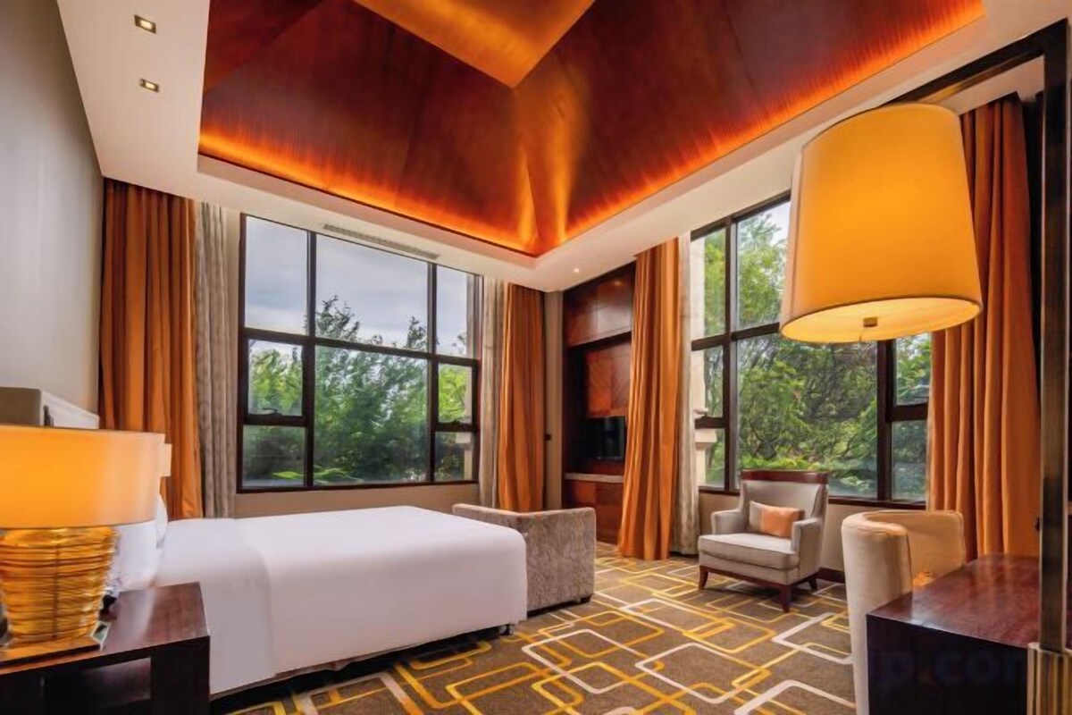 Premium bedding, in-room safe, desk, laptop workspace