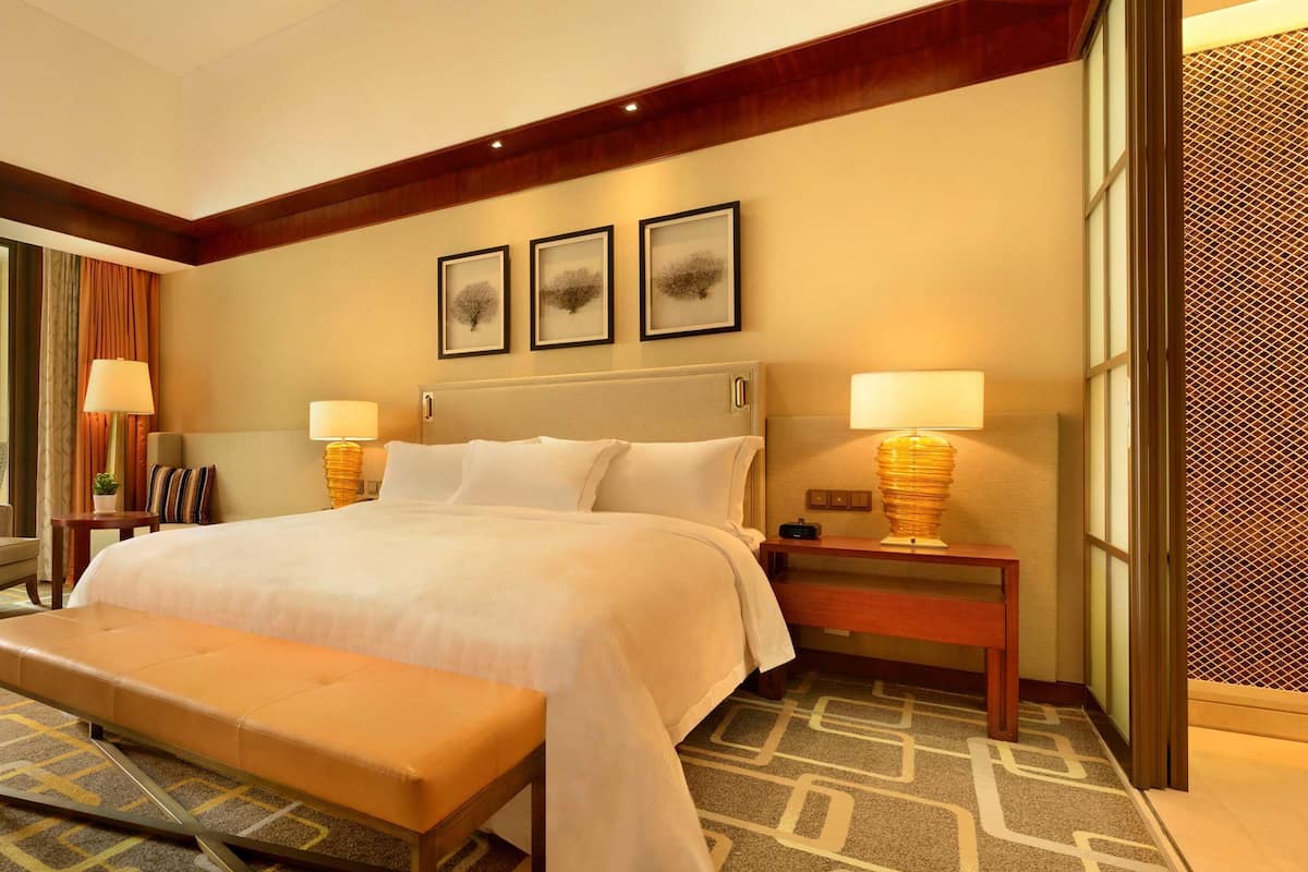 Premium bedding, in-room safe, desk, laptop workspace