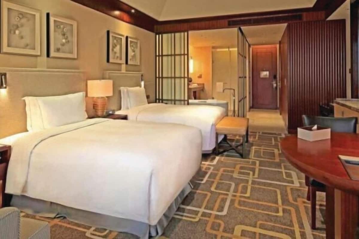 Premium bedding, in-room safe, desk, laptop workspace