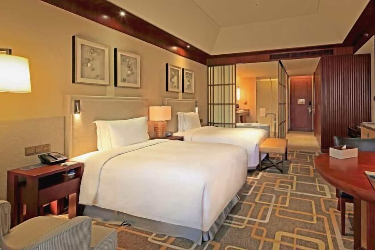 Premium bedding, in-room safe, desk, laptop workspace