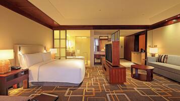 KING PREMIUM ROOM | Premium bedding, in-room safe, desk, laptop workspace