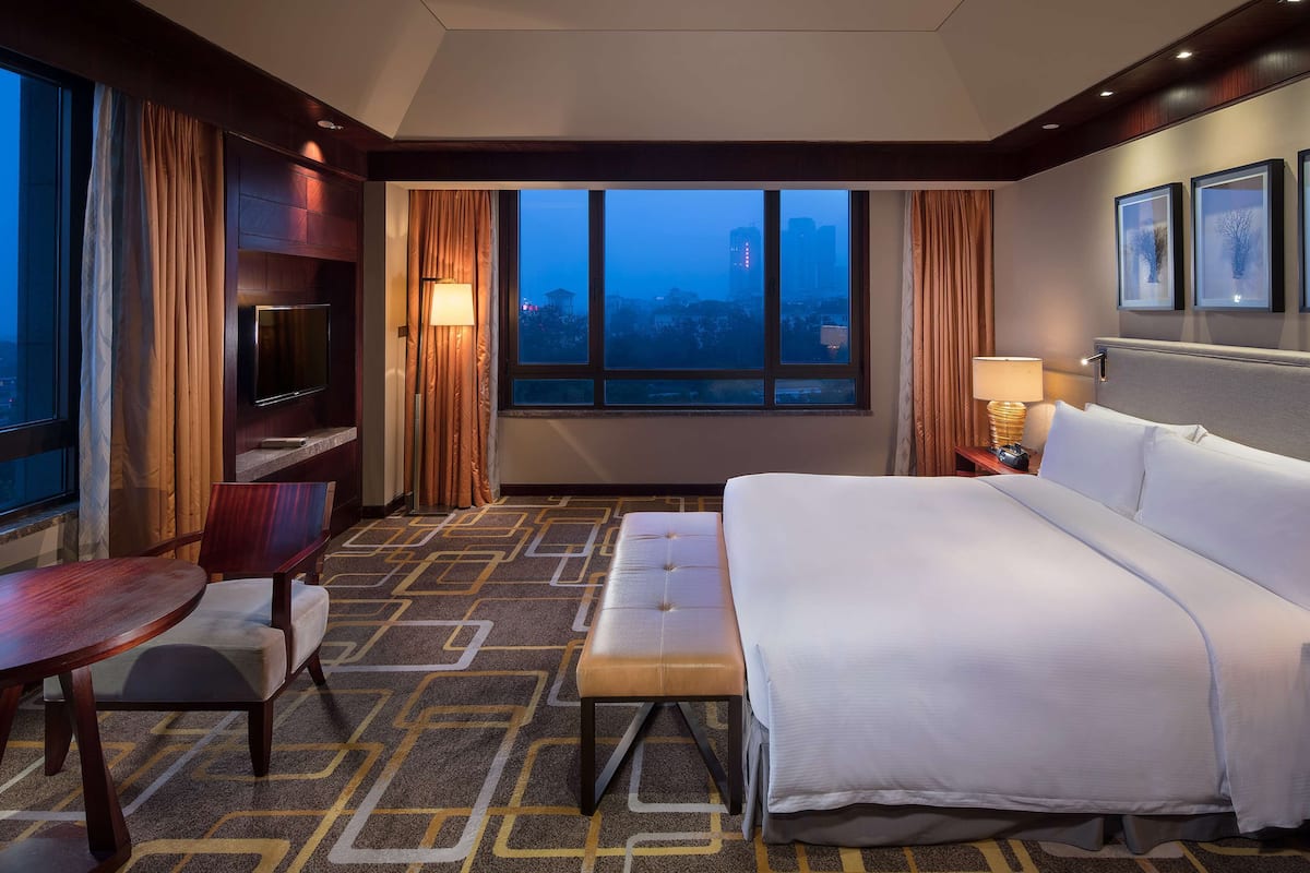 KING ONE BEDROOM SUITE WITH LOUNGE ACCESS | Premium bedding, in-room safe, desk, laptop workspace