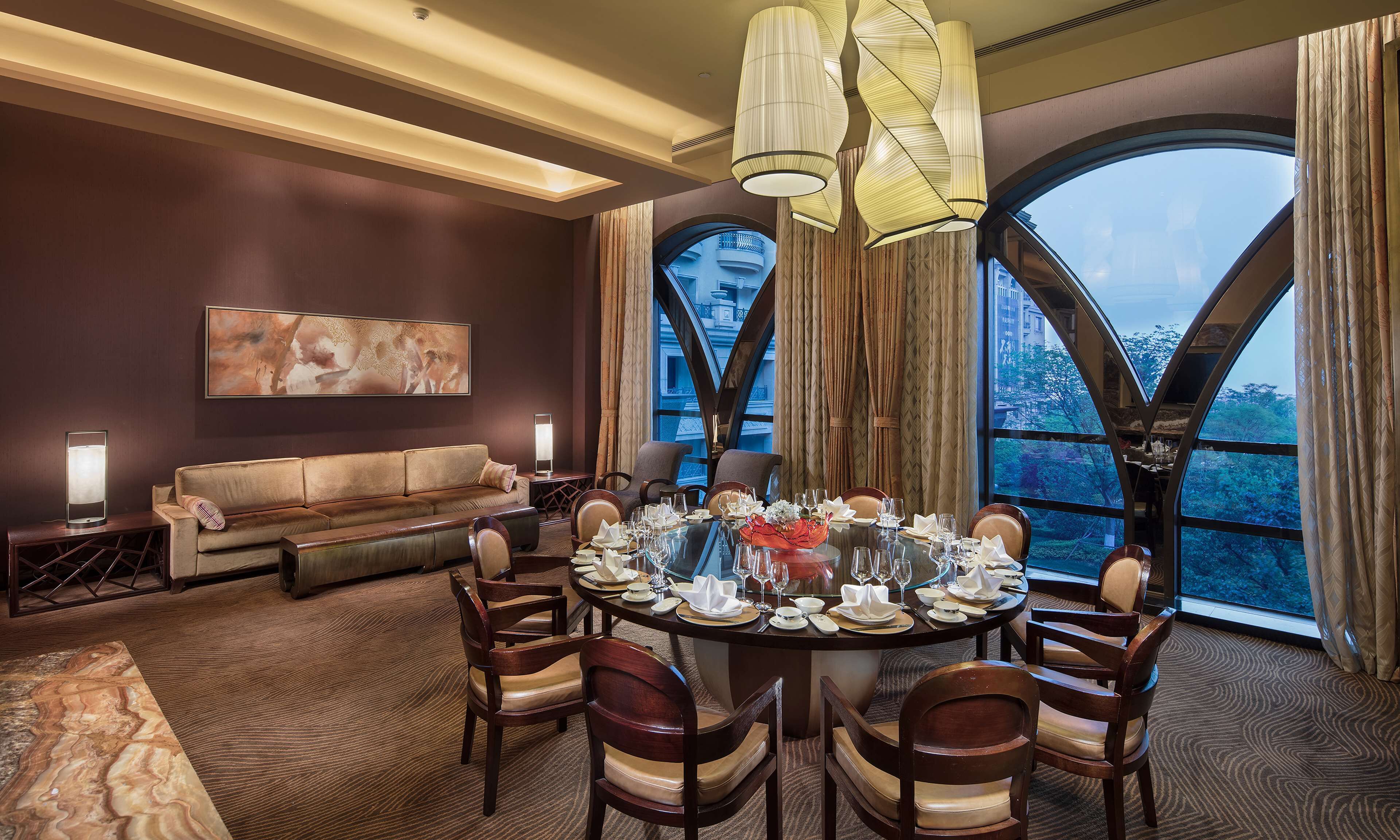 3 restaurants, breakfast, lunch, dinner served; chinese cuisine