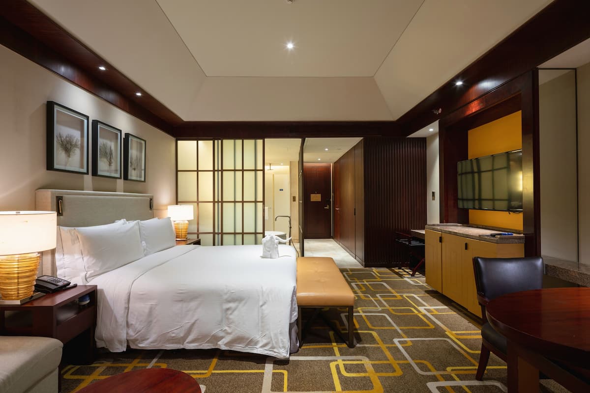 Premium bedding, in-room safe, desk, laptop workspace