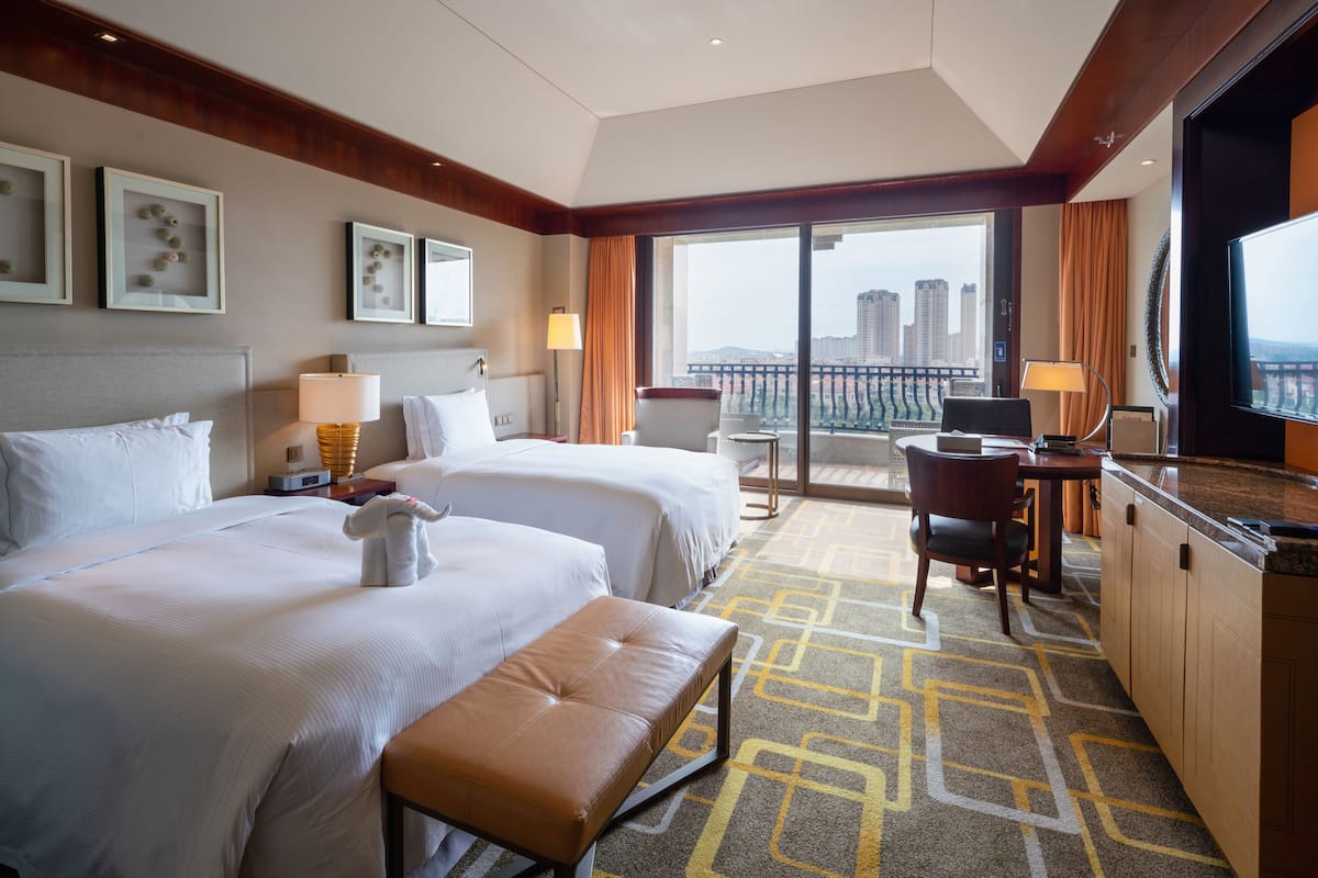 TWIN EXECUTIVE ROOM WITH LOUNGE ACCESS | Premium bedding, in-room safe, desk, laptop workspace