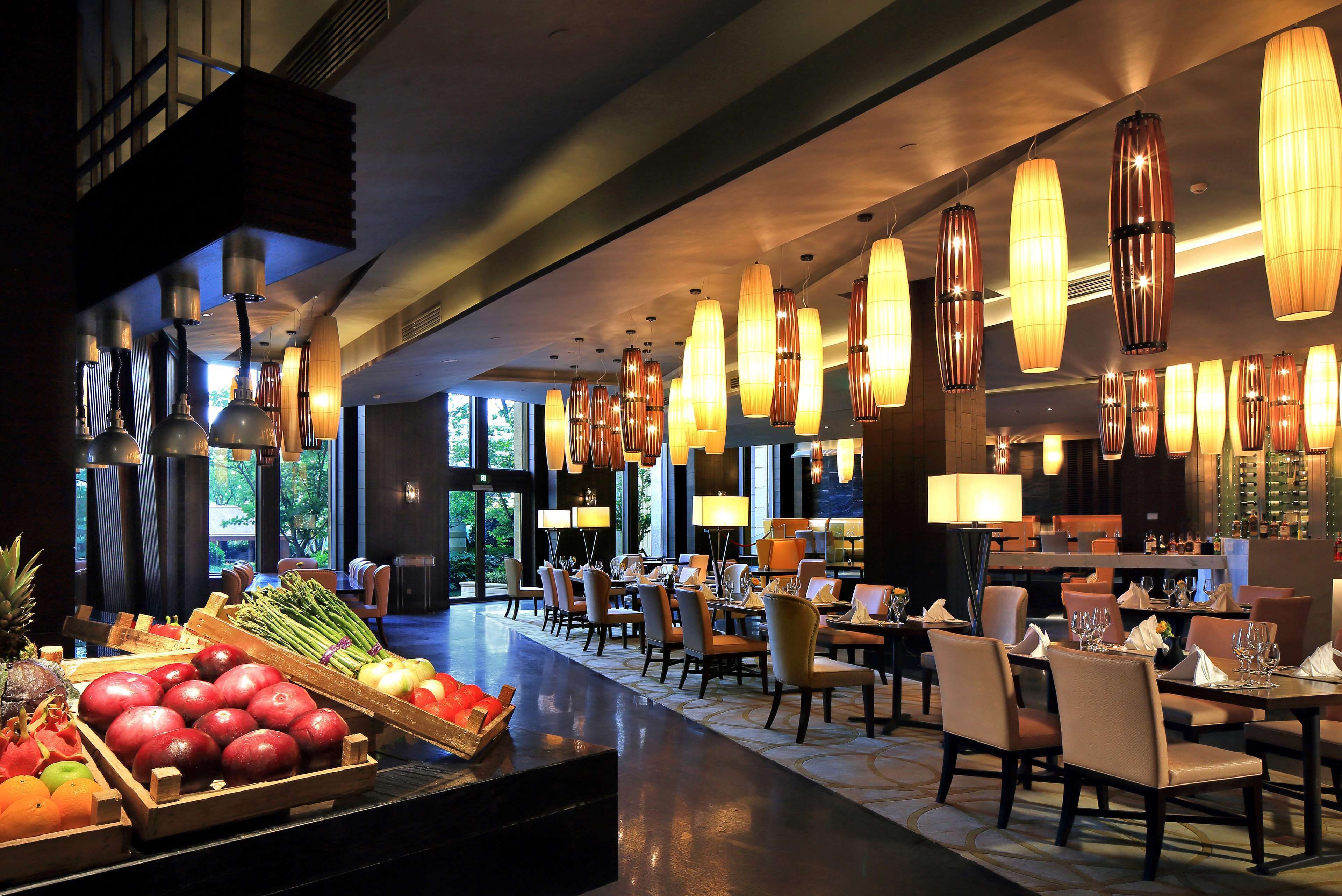 3 间餐厅，供应早餐、午餐和晚餐，中国菜