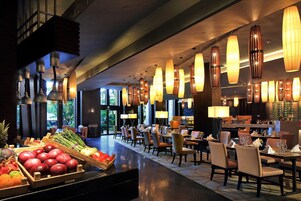 3 restaurants, breakfast, lunch, dinner served; Chinese cuisine