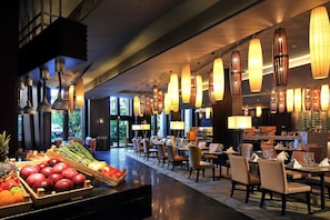 3 restaurants, breakfast, lunch, dinner served; Chinese cuisine - Hilton Qingdao Golden Beach (Qingdao)