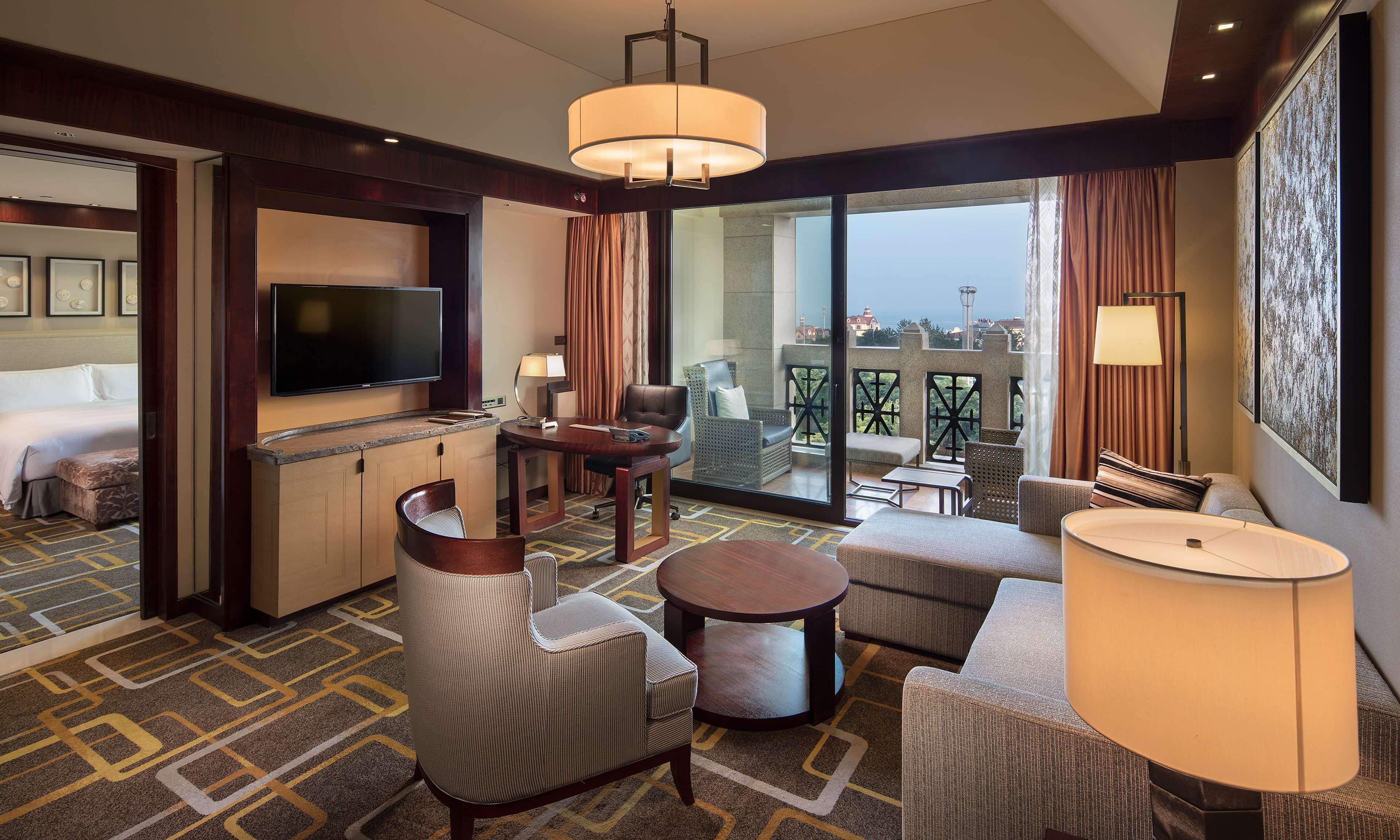 king junior suite with lounge access | premium bedding, in-room safe, desk, laptop workspace