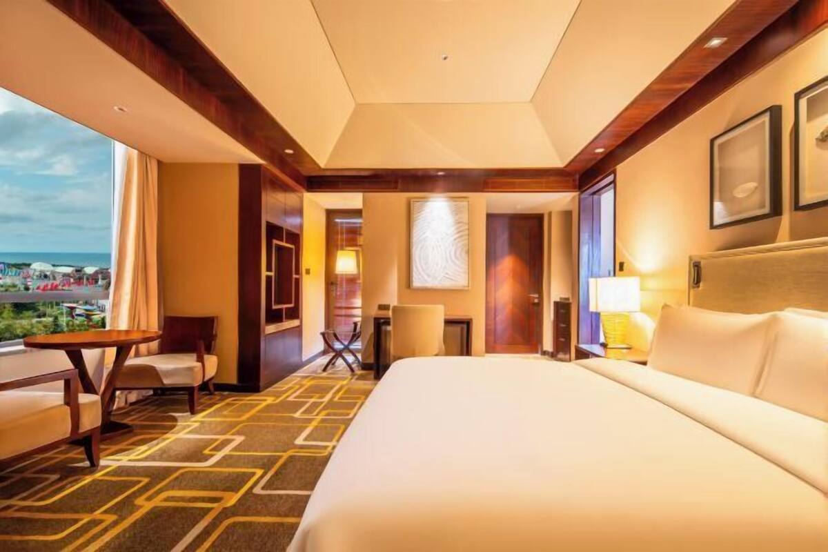 Peralatan tempat tidur premium, peti besi dalam bilik, meja