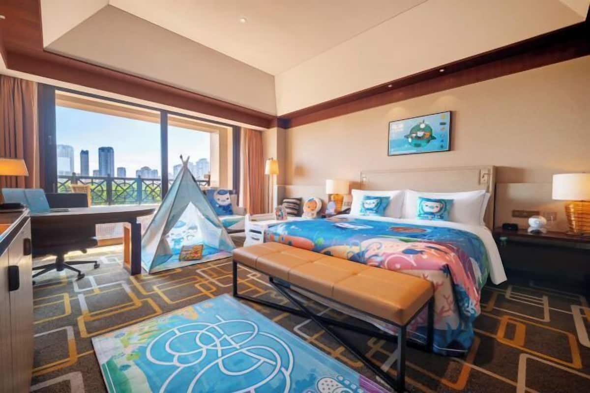 Premium bedding, in-room safe, desk, laptop workspace