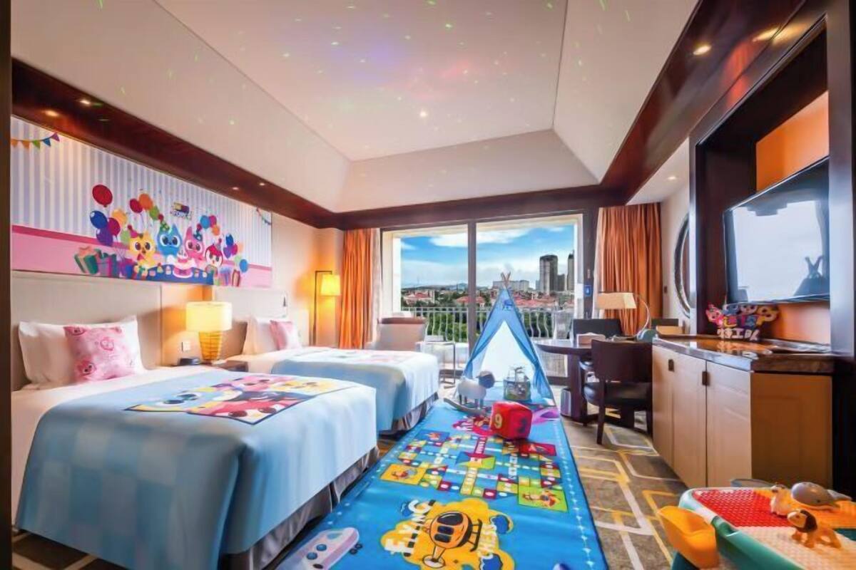 Premium bedding, in-room safe, desk, laptop workspace