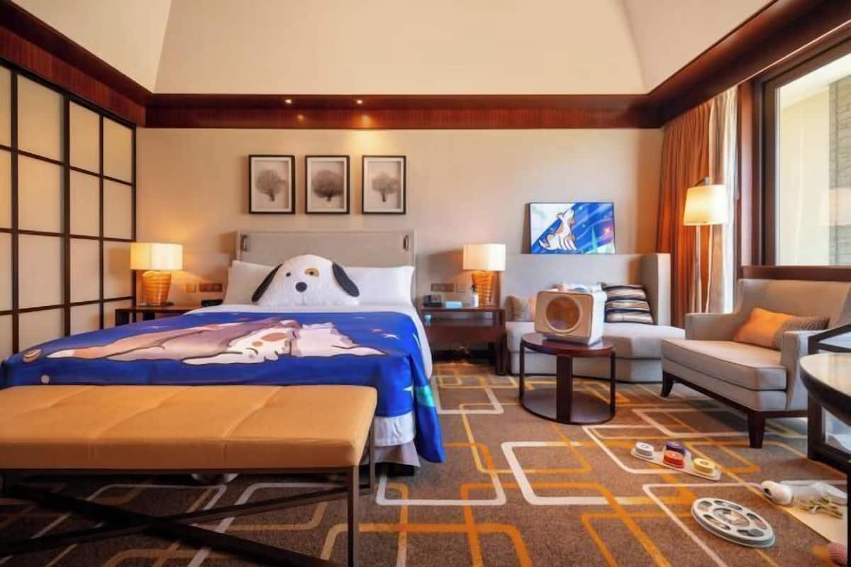 Premium bedding, in-room safe, desk, laptop workspace