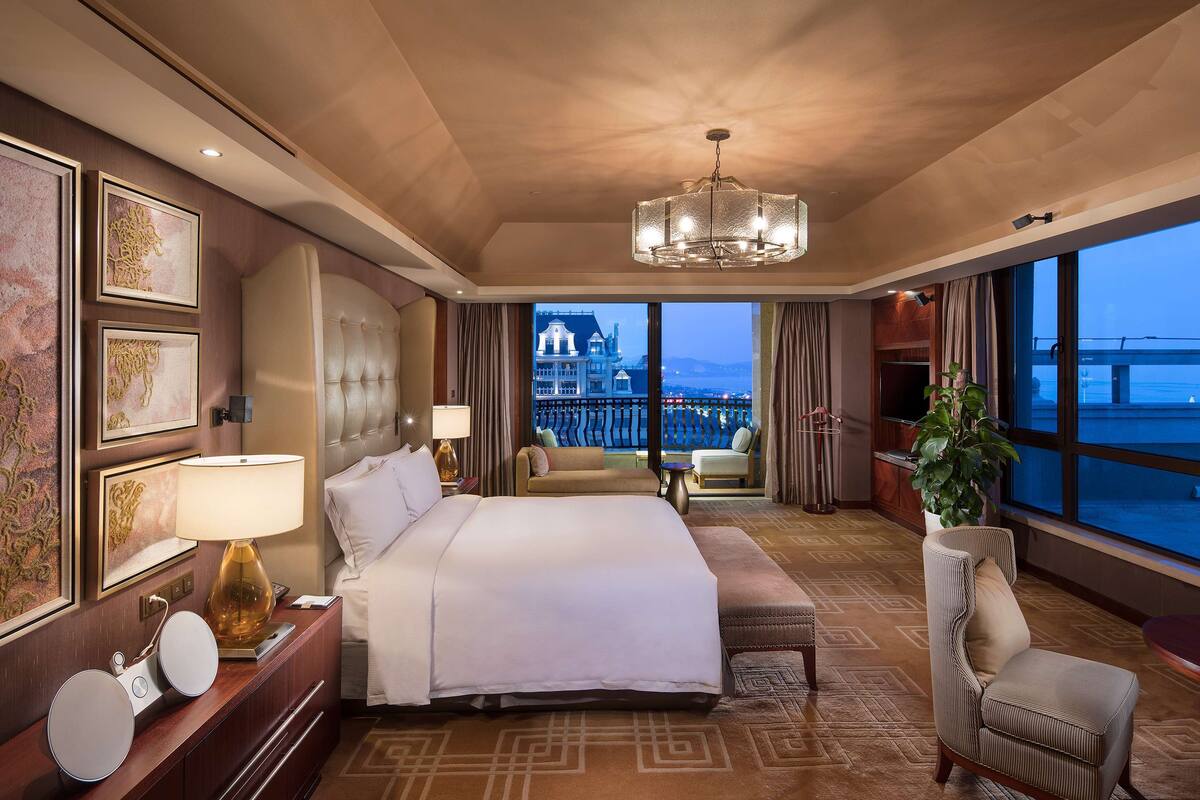 presidential suite | premium bedding, in-room safe, desk, laptop workspace