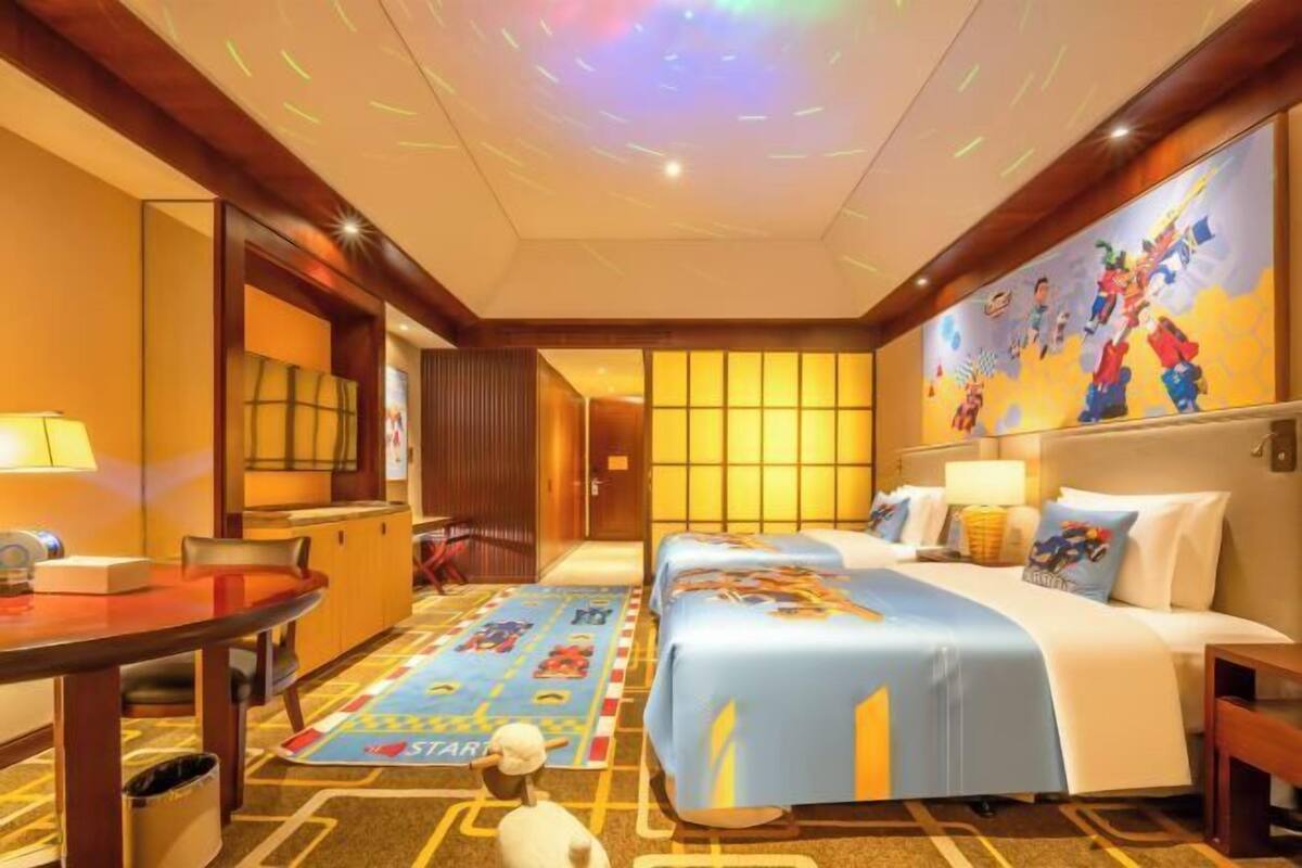 Premium bedding, in-room safe, desk, laptop workspace